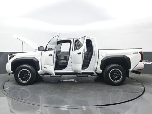 Used 2024 Toyota Tacoma TRD Off-Road image 33