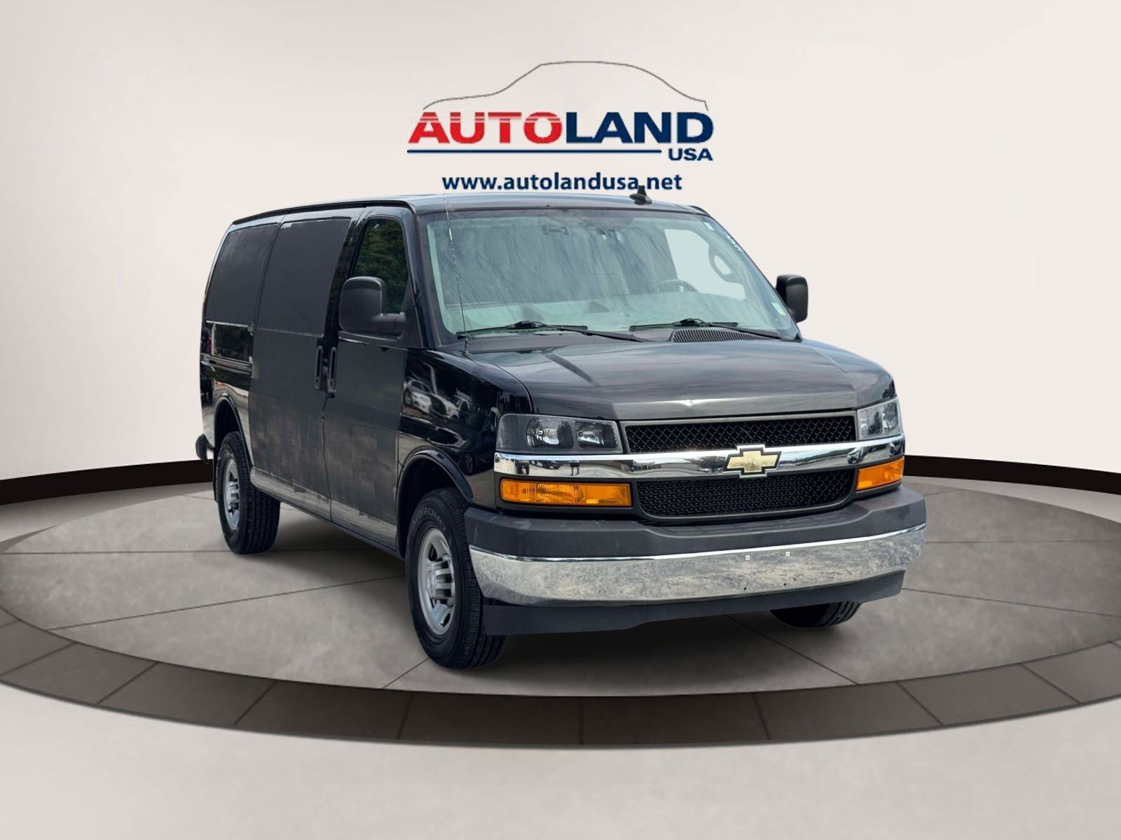 Used 2018 Chevrolet Express 2500 w/ Driver Convenience Package RWD image 2