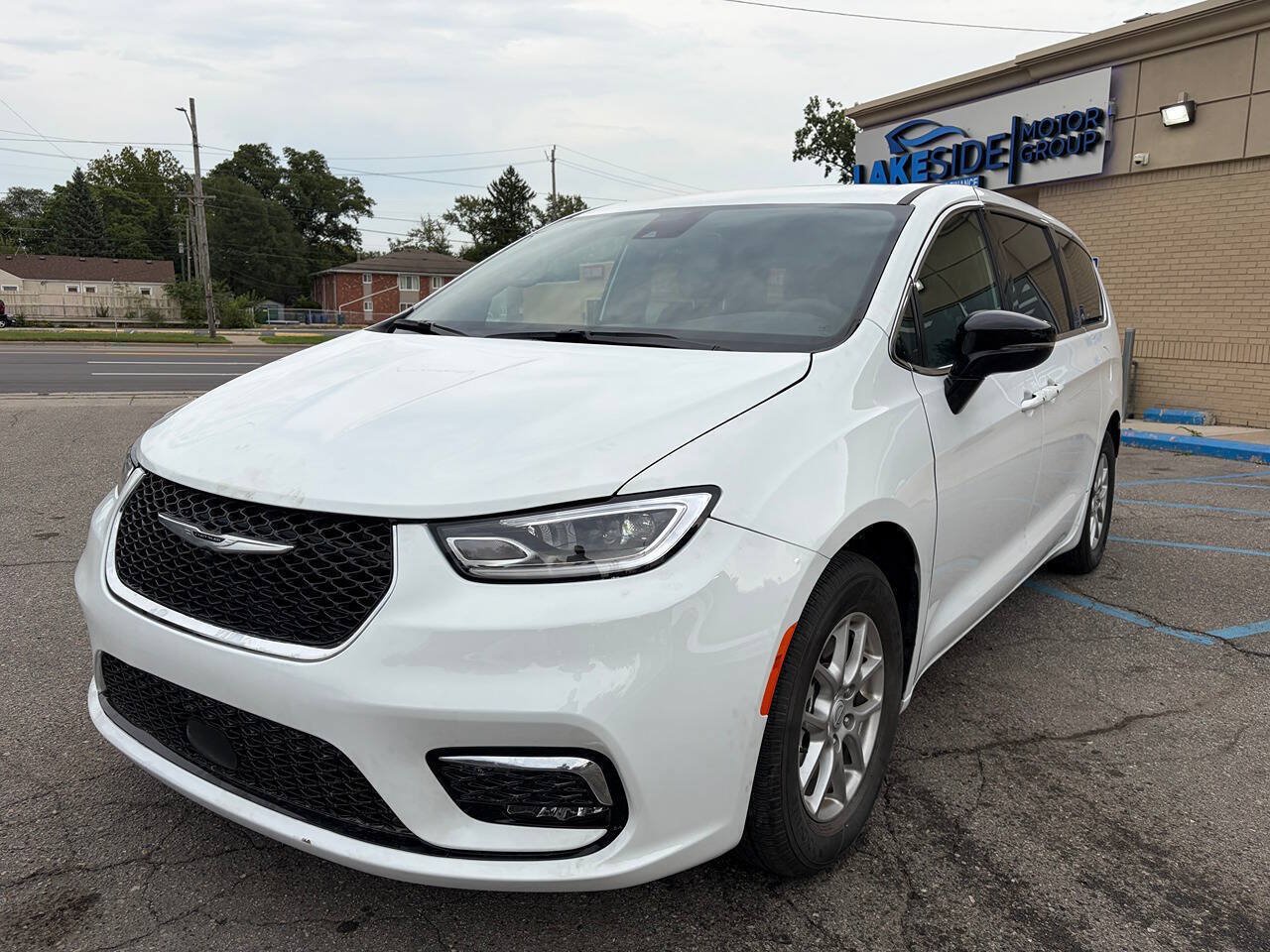 Used 2026 Chrysler Pacifica Select FWD image 1