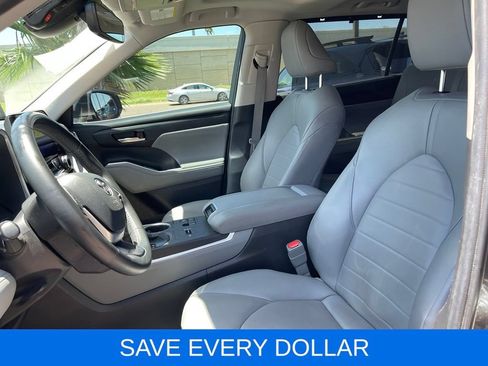 Used 2024 Toyota Highlander XLE FWD image 13