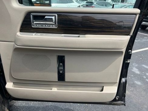 Used 2009 Lincoln Navigator 4WD image 30