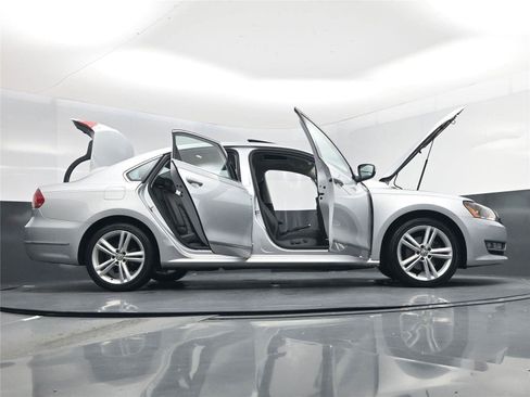 Used 2015 Volkswagen Passat 1.8T SEL Premium image 30