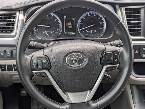 Used 2017 Toyota Highlander Limited image 19