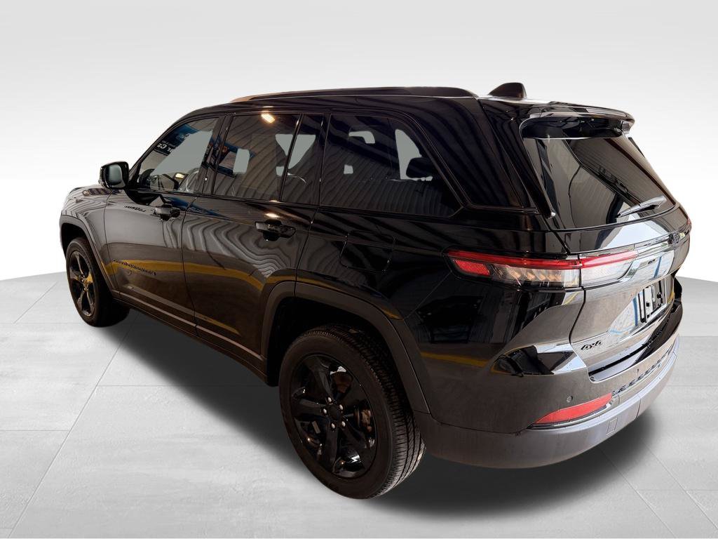 Used 2023 Jeep Grand Cherokee Altitude AWD/4WD image 3