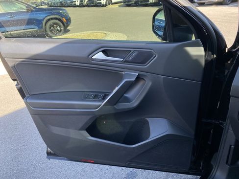 Used 2021 Volkswagen Tiguan SE image 19