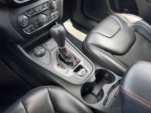 Used 2020 Jeep Cherokee Trailhawk w/ Cold Weather Group AWD/4WD image 19