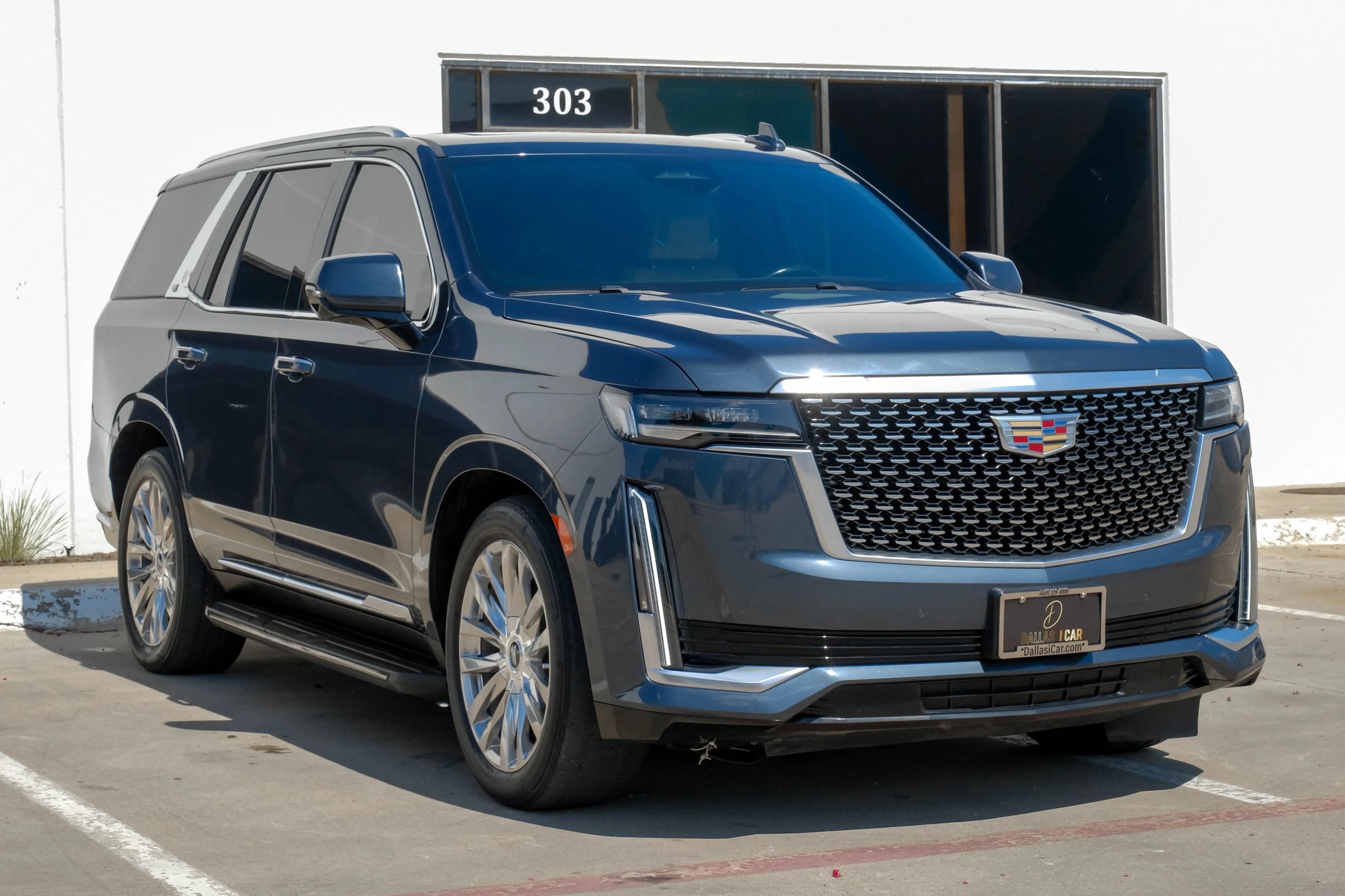 Used 2021 Cadillac Escalade Premium Luxury w/ Driver Assist Tech Package AWD/4WD image 8