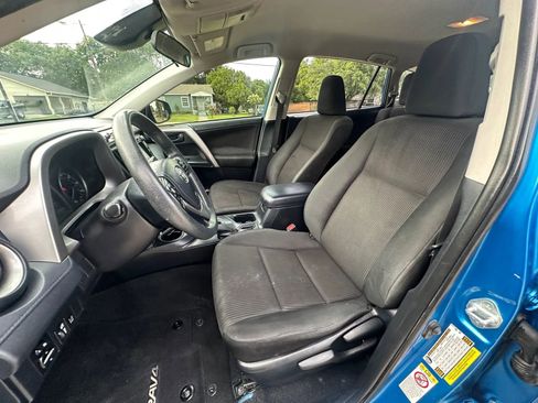 Used 2018 Toyota RAV4 LE FWD image 12