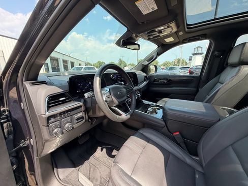 Used 2025 Chevrolet Suburban RST w/ RST Capability Package AWD/4WD image 10