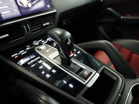 Used 2022 Porsche Cayenne GTS AWD/4WD image 15