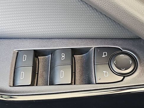 Used 2025 Chevrolet Equinox LT FWD image 32