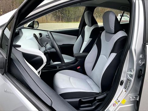 Used 2016 Toyota Prius Two image 9