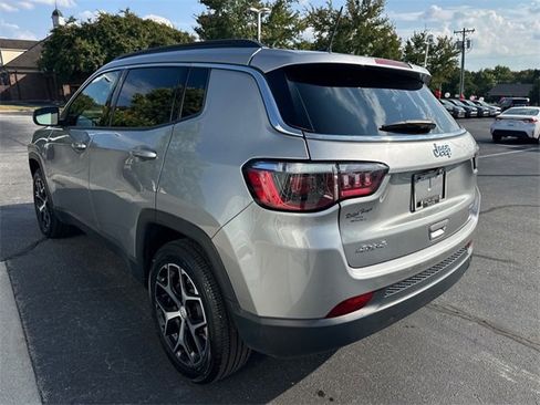 Used 2024 Jeep Compass Latitude image 5