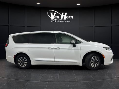 Used 2023 Chrysler Pacifica Limited w/ Uconnect Theater Family Group FWD image 8