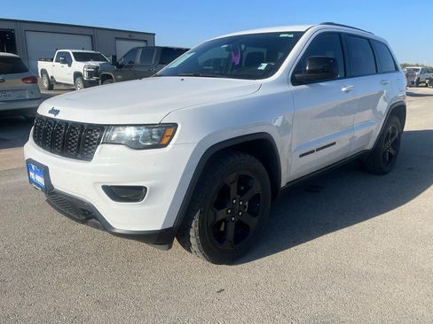 Used 2019 Jeep Grand Cherokee Laredo RWD image 1