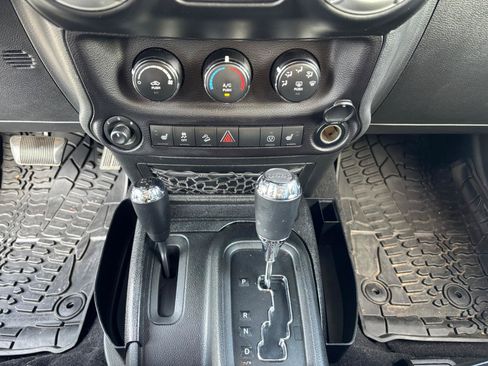 Used 2017 Jeep Wrangler Sahara w/ Connectivity Group AWD/4WD image 12