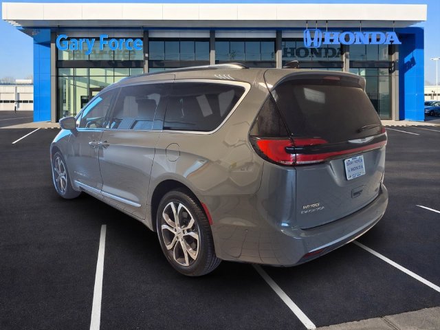 Used 2025 Chrysler Pacifica Pinnacle AWD/4WD image 3