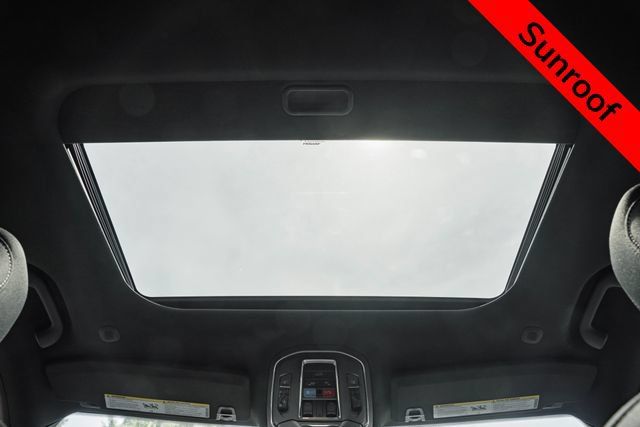Used 2025 Jeep Grand Cherokee Laredo X w/ Luxury Tech Group I AWD/4WD image 6