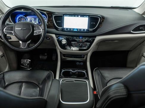 Used 2022 Chrysler Pacifica Limited w/ Uconnect Theater Family Group image 8
