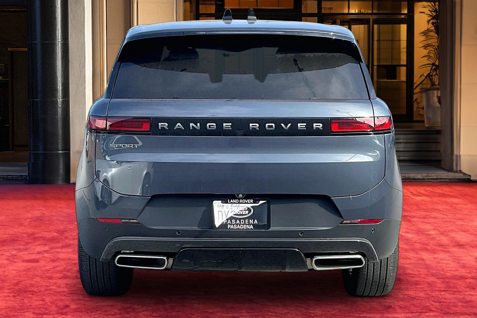 Used 2025 Land Rover Range Rover Sport SE AWD/4WD image 4