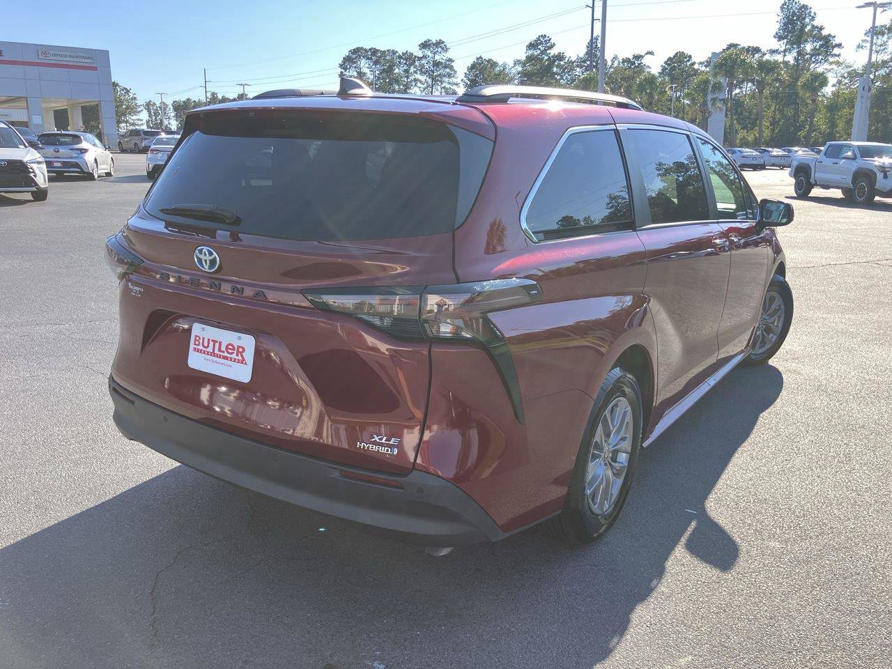 Used 2023 Toyota Sienna XLE FWD image 5