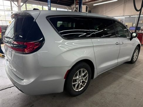 Used 2024 Chrysler Pacifica Touring-L FWD image 5