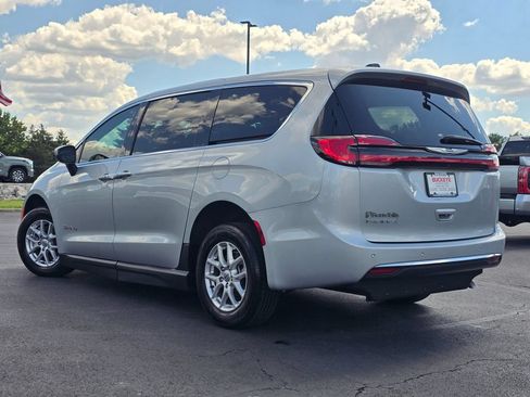 Used 2023 Chrysler Pacifica Touring-L FWD image 6