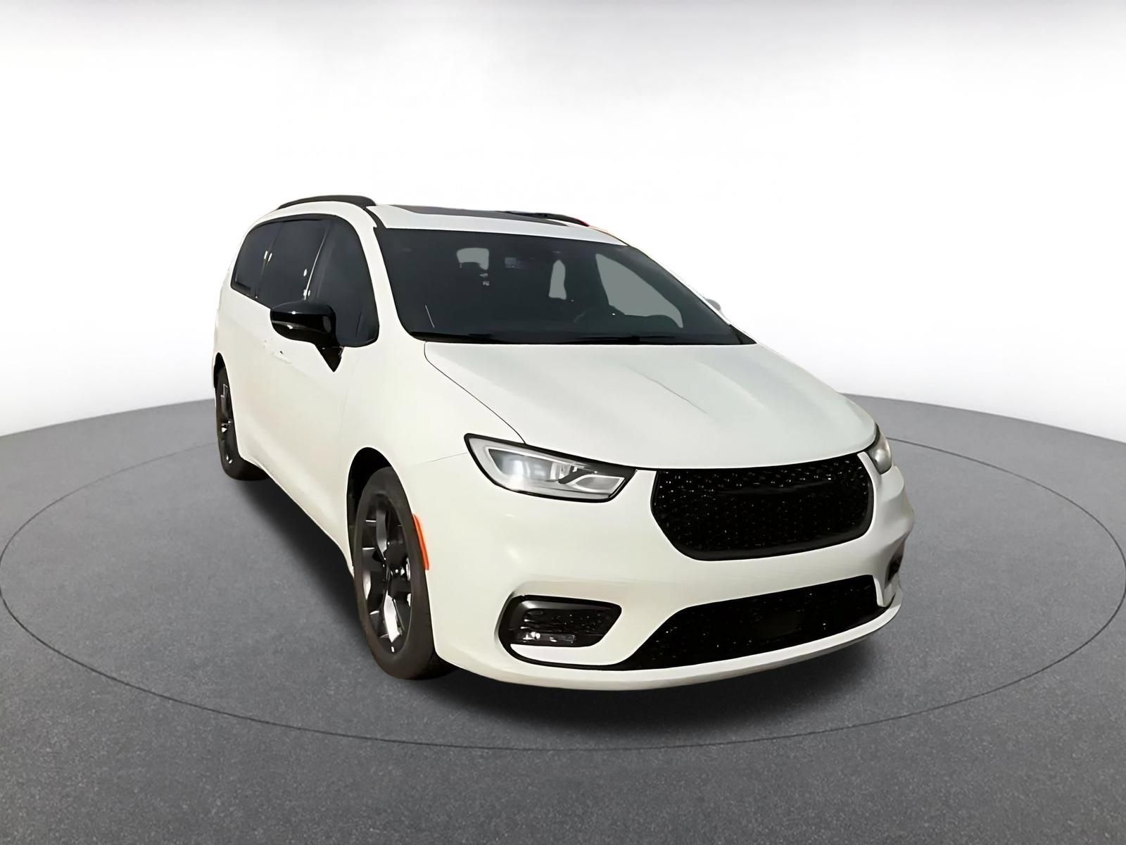 Used 2025 Chrysler Pacifica Limited FWD image 3