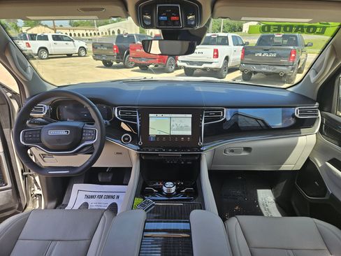 Used 2022 Jeep Wagoneer Series III w/ Premium Group I AWD/4WD image 26