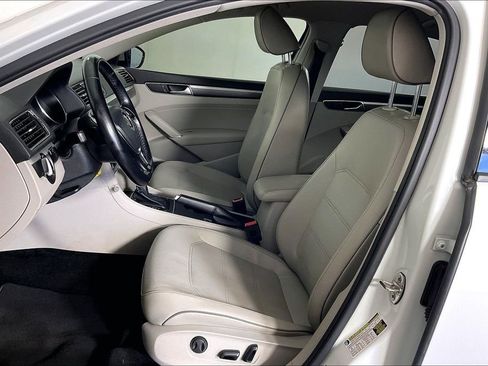 Used 2018 Volkswagen Passat 2.0T R-Line FWD image 32