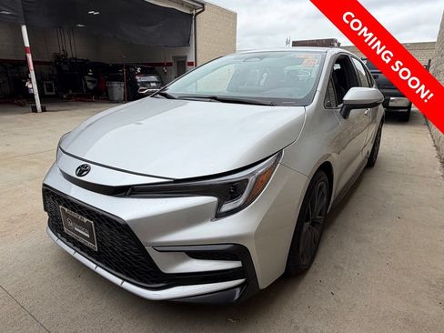 Used 2025 Toyota Corolla SE FWD image 2