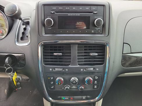 Used 2013 Dodge Grand Caravan SE FWD image 16