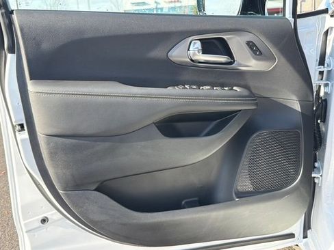 New 2026 Chrysler Pacifica Select image 17