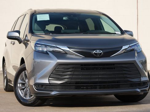 Used 2026 Toyota Sienna LE AWD/4WD image 4