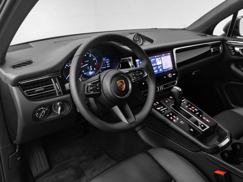 Used 2025 Porsche Macan image 4