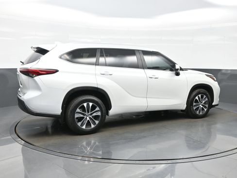 Used 2023 Toyota Highlander XLE AWD/4WD image 6