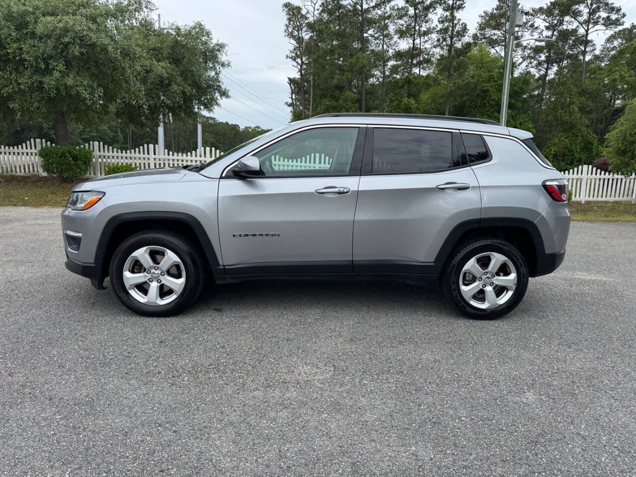 Used 2018 Jeep Compass Latitude AWD/4WD image 3