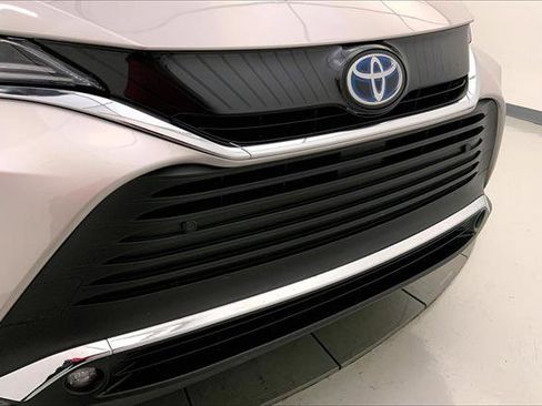 Used 2024 Toyota Venza XLE image 28