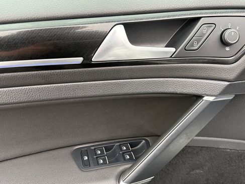 Used 2019 Volkswagen Golf R 4-Door image 11