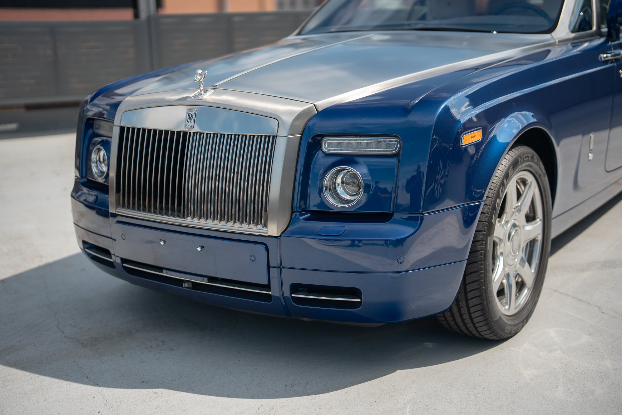 Used 2011 Rolls-Royce Phantom Drophead Coupe RWD image 2