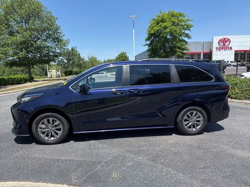 Used 2023 Toyota Sienna LE FWD image 3