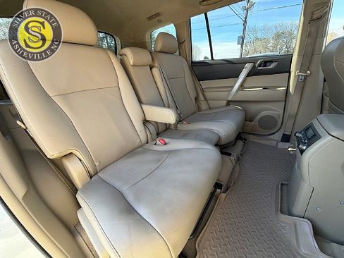 Used 2010 Toyota Highlander SE image 19
