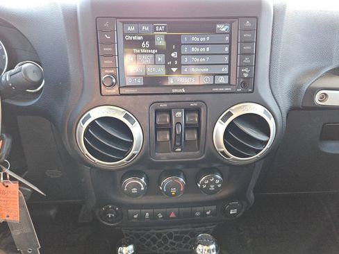 Used 2016 Jeep Wrangler Unlimited Sahara w/ Connectivity Group AWD/4WD image 18
