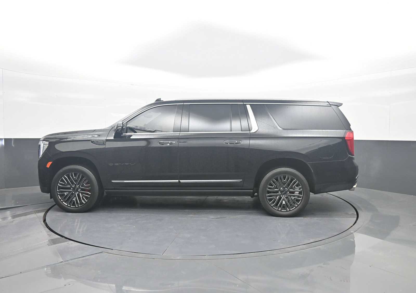 Used 2023 GMC Yukon XL Denali Ultimate AWD/4WD image 5