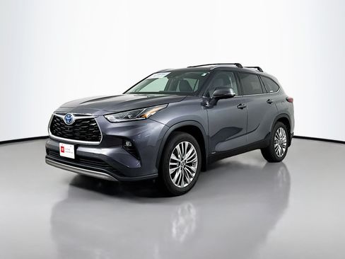 Certified 2024 Toyota Highlander Platinum AWD/4WD image 3