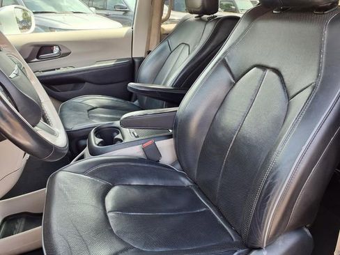 Used 2019 Chrysler Pacifica Limited FWD image 3