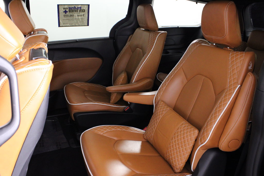 Used 2025 Chrysler Pacifica Pinnacle FWD image 19