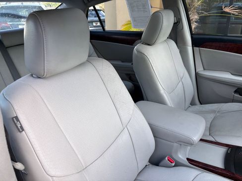 Used 2011 Toyota Avalon Limited image 26