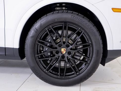Certified 2025 Porsche Cayenne E-Hybrid Coupe AWD/4WD image 25