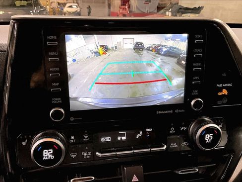 Used 2021 Toyota Highlander XLE image 27